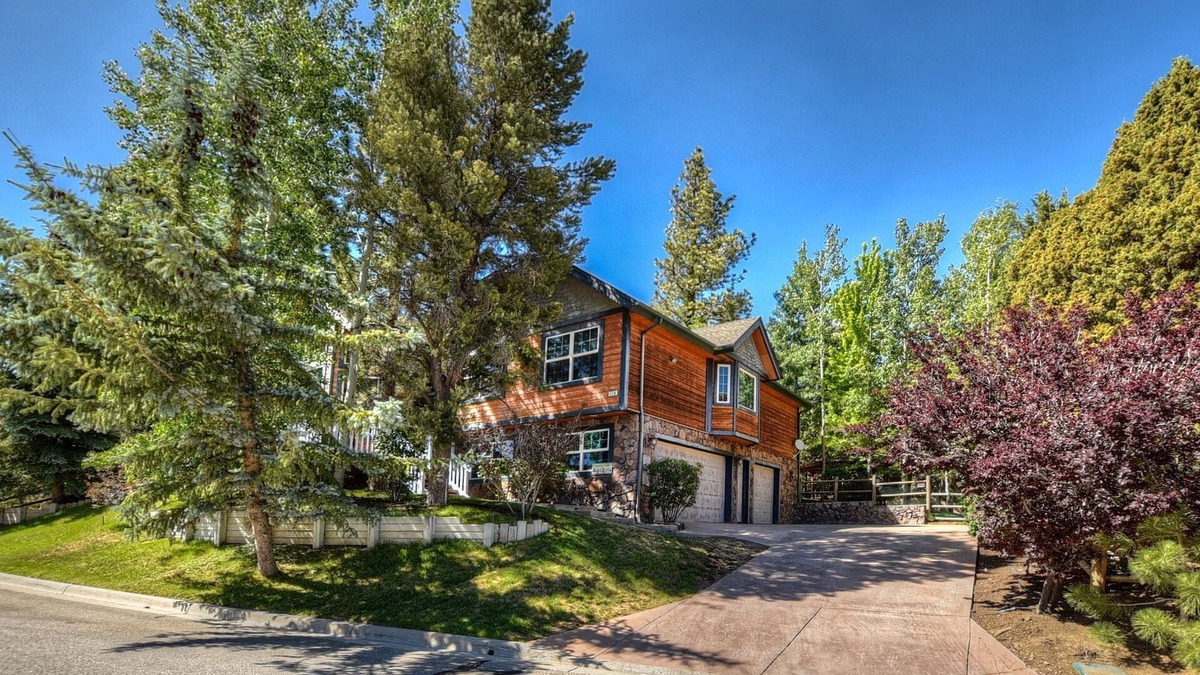 Eagle Mountain Estates Cabin | Dream Catcher by Destination Big Bear: Mountain Views! Fenced Yard! Luxury! Gas Fireplace!