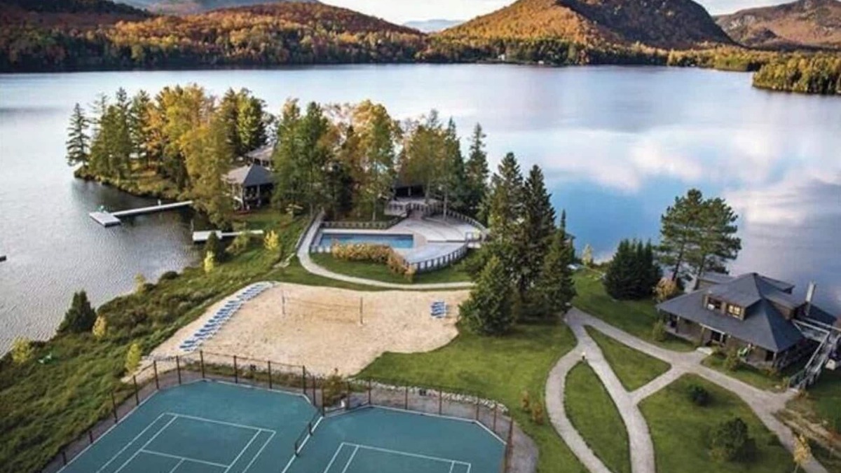 Lac-Superieur Ski Chalet | Dream Chalet with Spa & Fireplace – Lake Access, Pool & Sports Courts Included