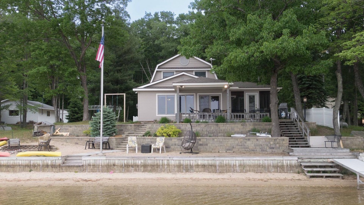 Lake City Cottage | Dream escape 5-bedroom LAKEFRONT Cottage for families & groups