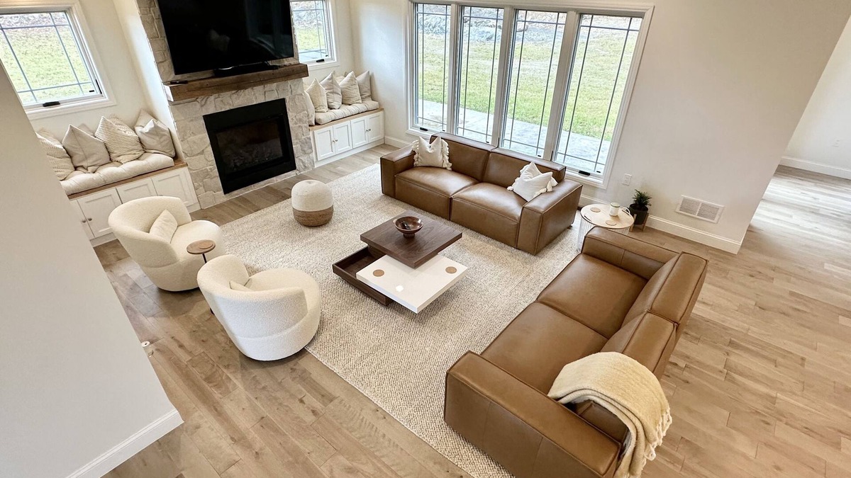 Montgomery House | Dream escape, new modern farmhouse, stunning views, game room & hot tub for 17+!