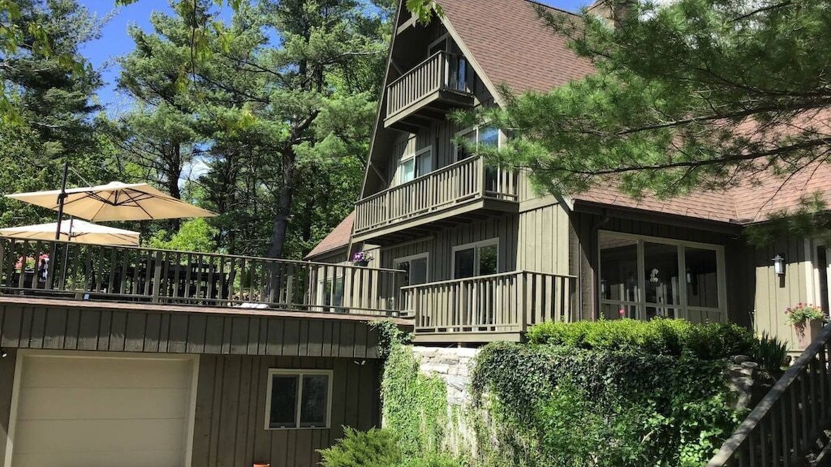 East Chatham House | Dream getaway - mtn views, ski, pool, BBQ, Firepit, Kid friendly, Lakes, WFH