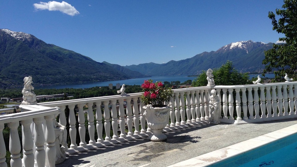 Gordola House | Dream holiday house with a fantastic view of Lake Maggiore and the swimming pool