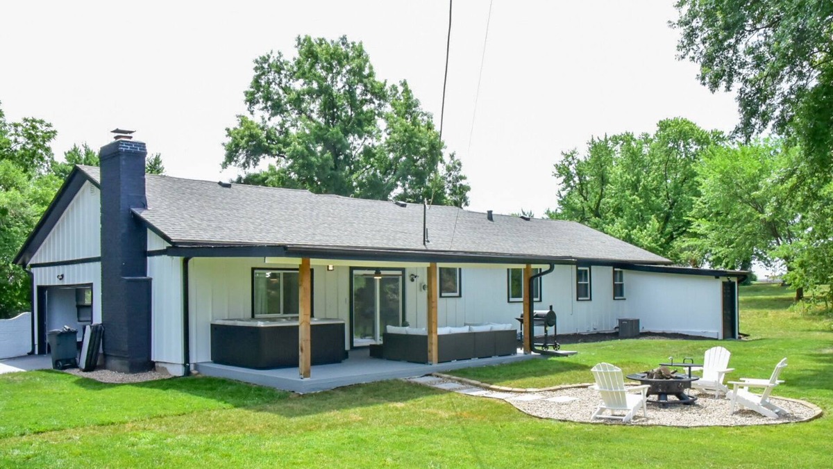 I-435 West KC-KS House | Dream Home at the Legends in KC