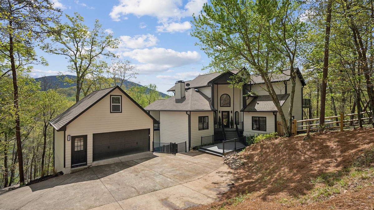 Jasper House | Dream Home in Jasper – 5 bedroom Stunner with Space & Style