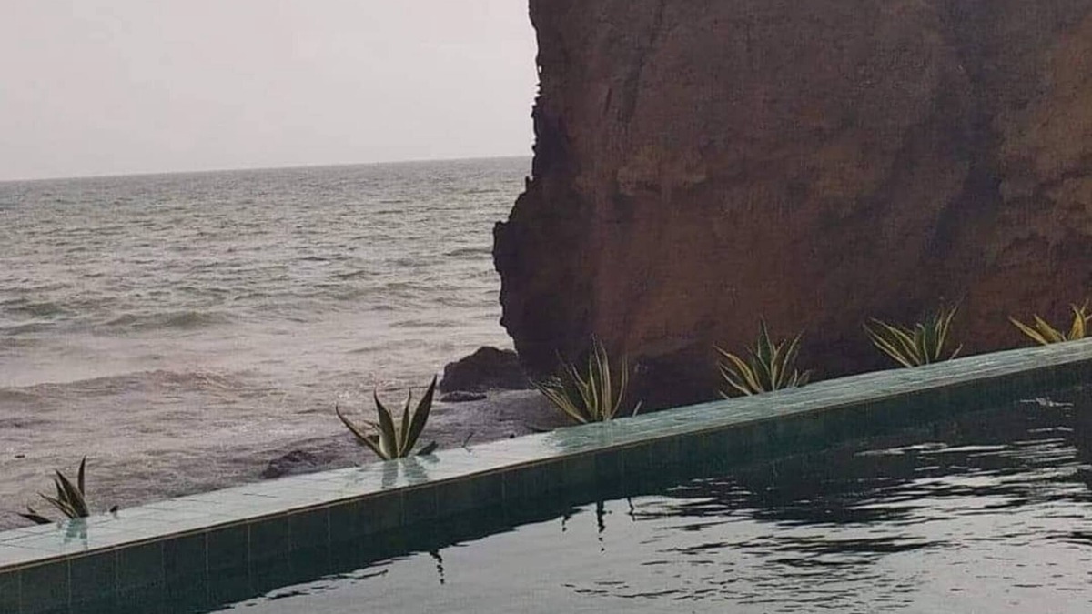Toubab Dialao Bed & Breakfast | Dream house by the sea with overhanging jacuzzi pool