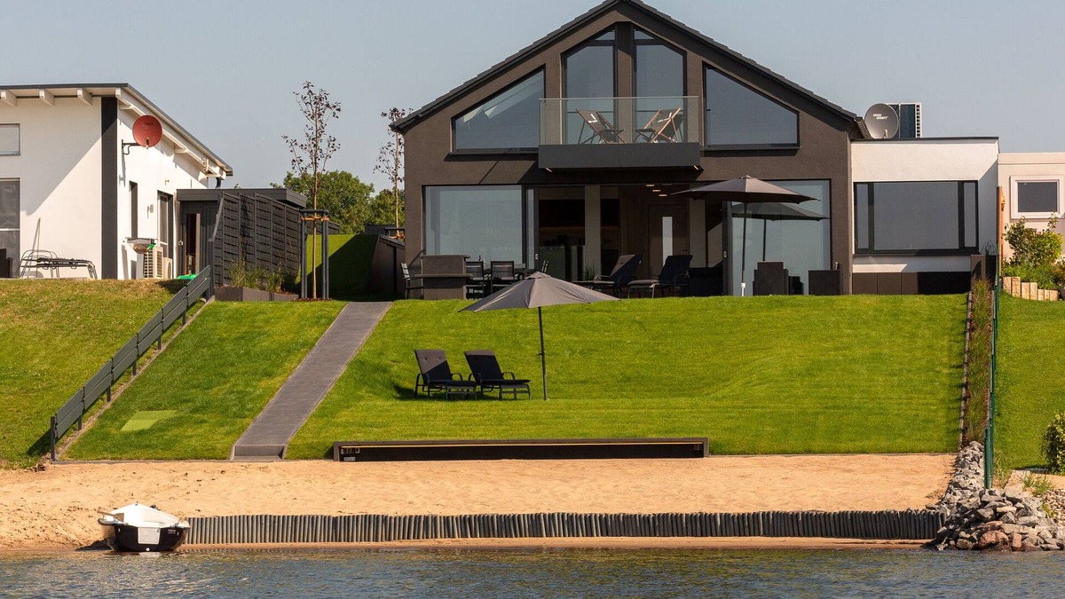 Lobnitz House | Dream house on the lake, private beach, sauna, fireplace, whirlpool tub, balcony, near Leipzig