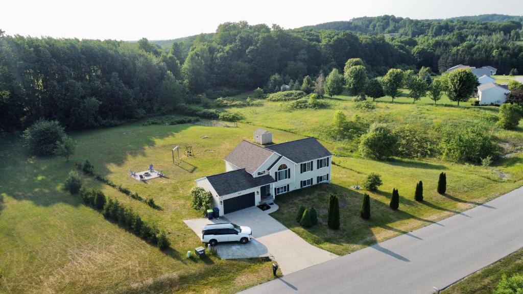 Traverse City Villa | Dream Palace with HOT TUB-Game Room-Fire Pit-5BR-3BA