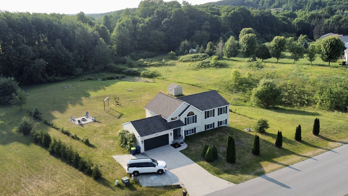 Traverse City House | Dream Palace, with Hot Tub, Game Room, Fire pit, 5BR-3BA, near Long Lake
