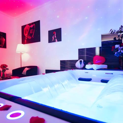 Forbach Apartment | Dream Room avec Jacuzzi, Sauna, Table de massage et Lit à eau