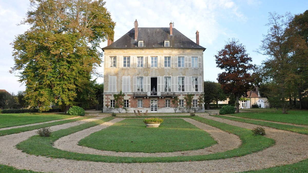 Senlis Bed & Breakfast | Dream room in 18th century manor house