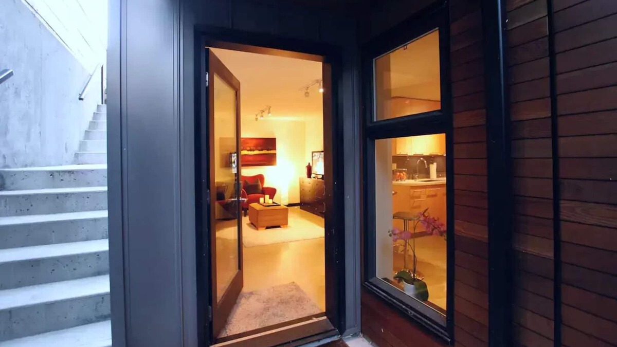 Central Lonsdale House | Dream Suite in Central Lonsdale