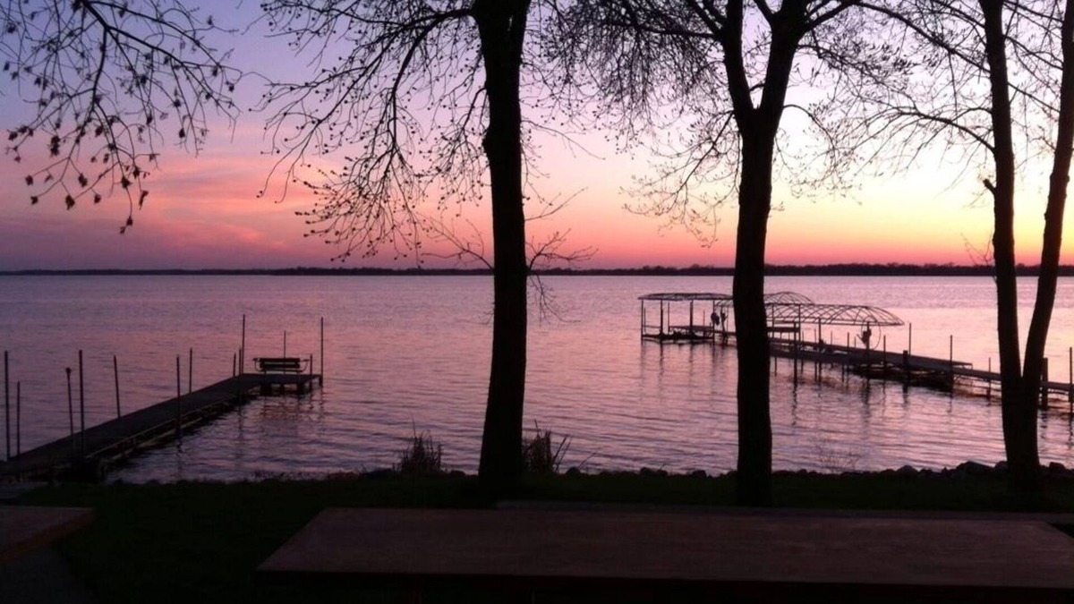 Osakis House | Dream sunsets from this two bedroom lakeside cabin