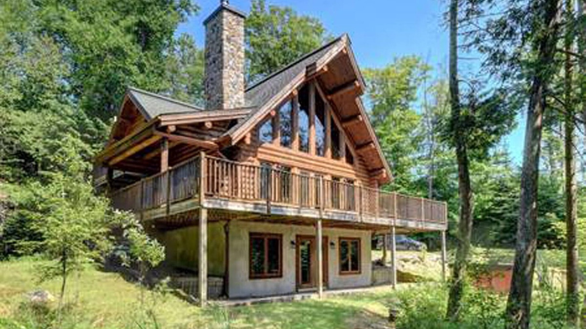 Labelle House | Dream vacation in a log cabin at the lake Mont Tremblant, Canada