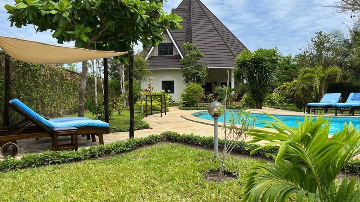 Diani Beach House | Dream Villa Maisha Bora for 4 to 6 people, pool incl. House keeping & Cook