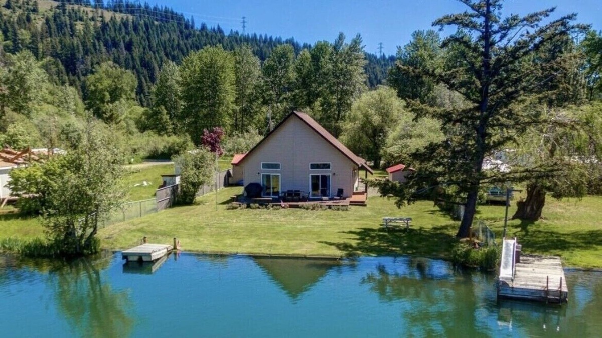 Cle Elum Cottage | “Dreamland” a lakefront house with a beautiful view