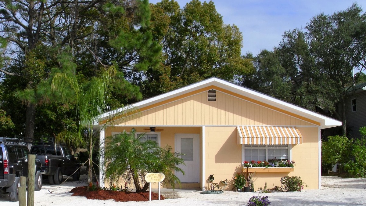 Tybee Island Cottage | Dreamsicle Beach Cottage. Near beach & restaurants. Pet friendly+large backyard.