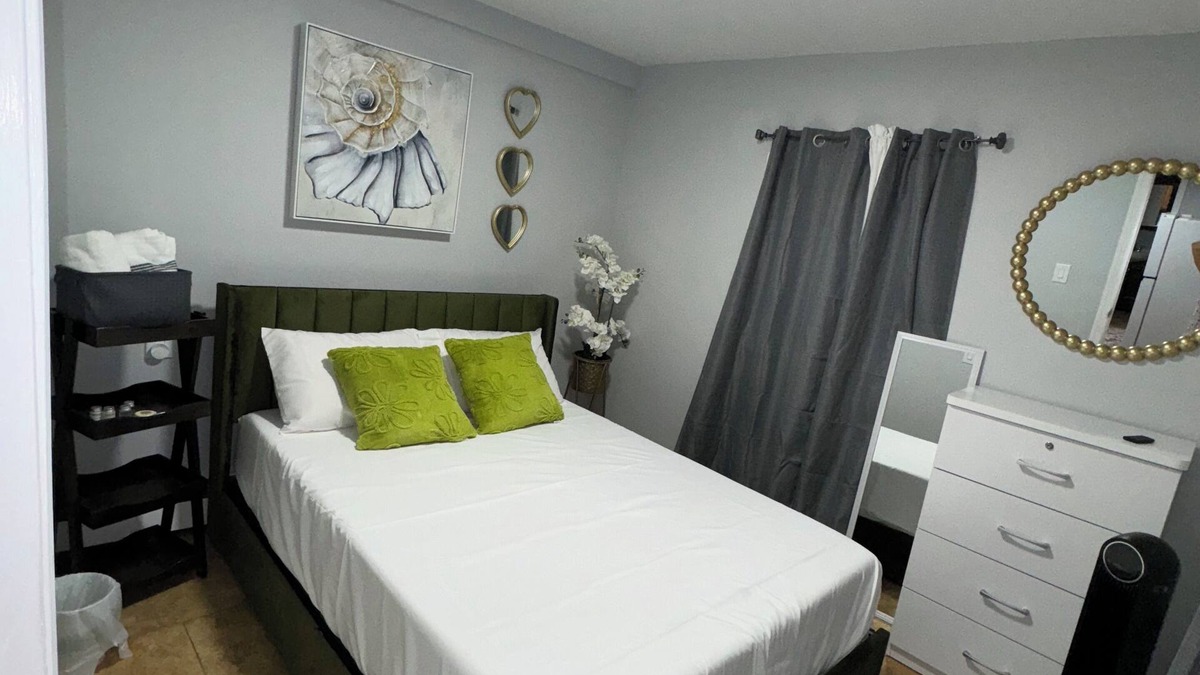 Central Islip Apartment | Dreamstay Guest house in Central Islip private entrance