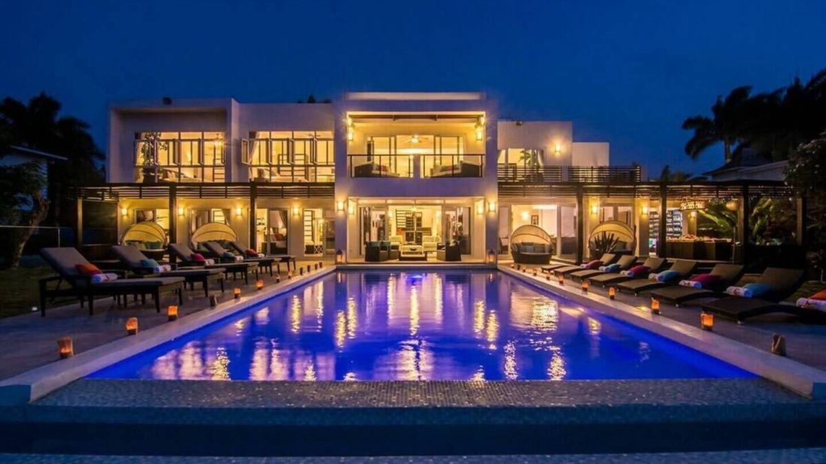 Montego Bay Villa | Dreamtime 5-Beachfront, Butler, Chef, Driver, Modern