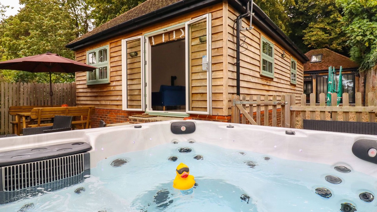 Bromley Common and Keston Cottage | DREAMWOOD LODGE, pet friendly, with hot tub in Leaves Green