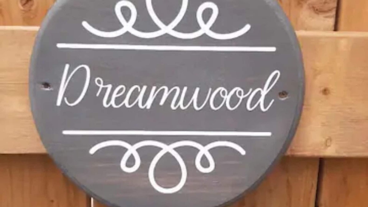 Downtown Niagara Falls Apartment | Dreamwood- Private Niagara Falls Escape