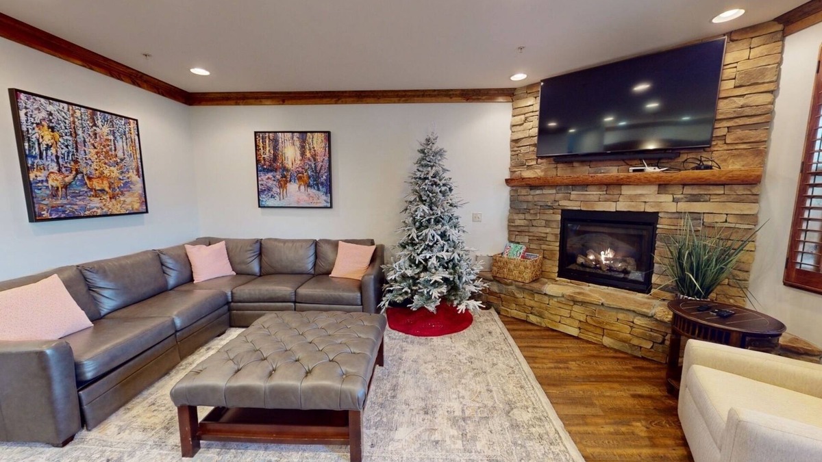 Snowshoe House | Dreamy 7BR Home with Hot Tub & Game Room by RedAwning