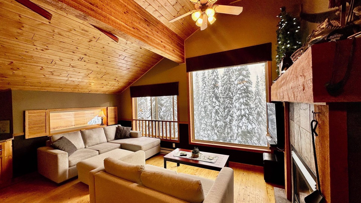 Snow Pine Estates Ski Chalet | Dreamy Big White Chalet ski in/ski out with Hot Tub