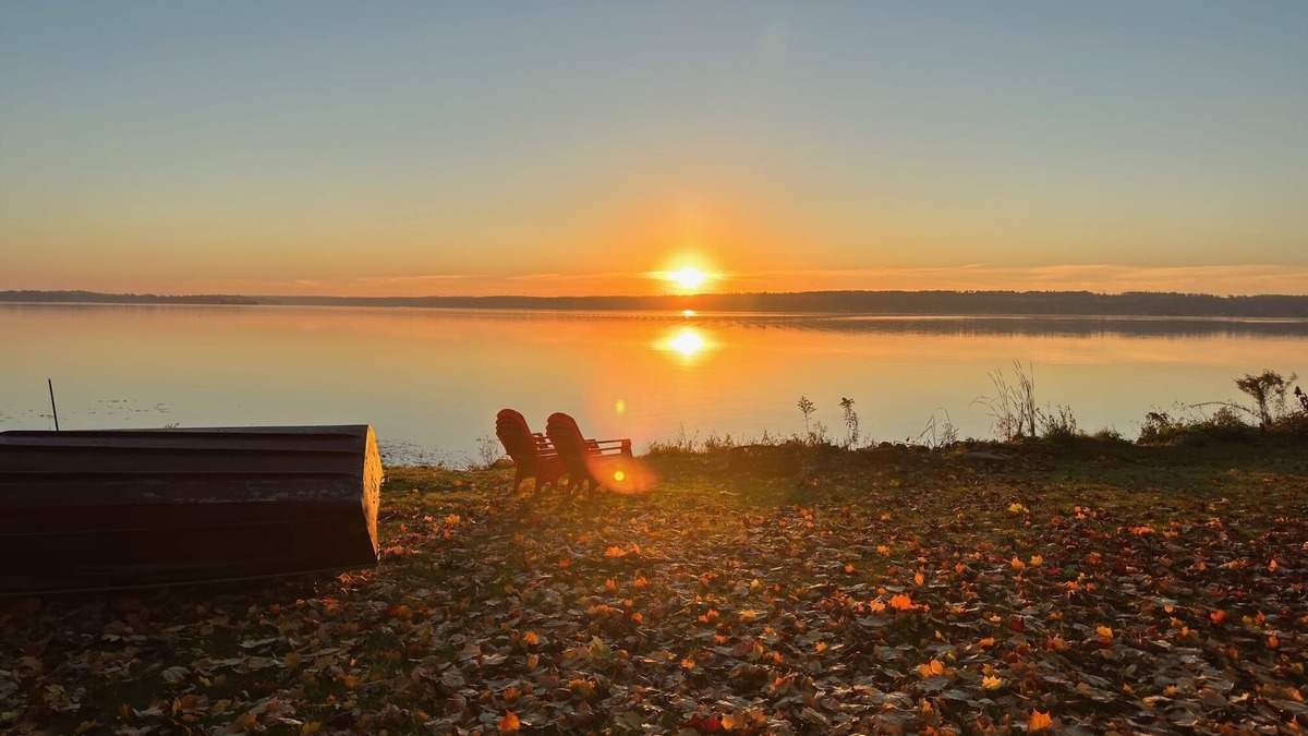 Bewdley Cottage | Dreamy & Comfy Lake Oasis ~ Hot Tub ~ Heated Pool ~ Dock - Coffee Bar