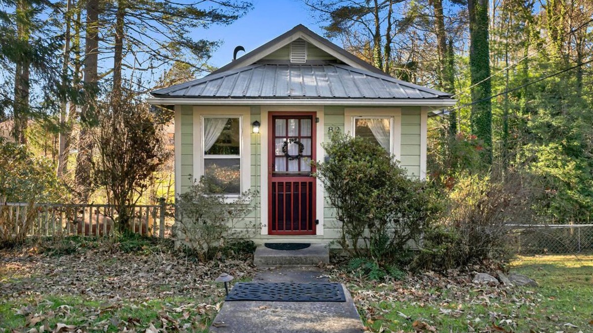 Brevard House | Dreamy Cottage for Two
