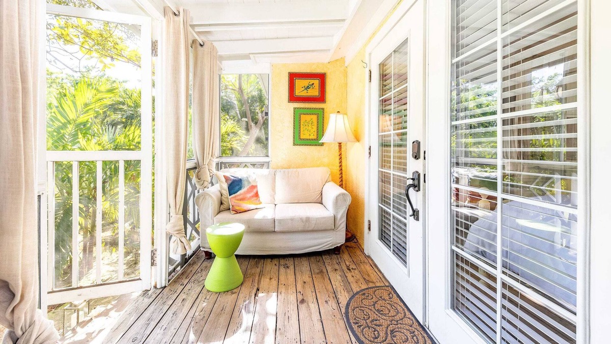 Grace Bay Cabin | Dreamy Cottage in Grace Bay with BBQ and Bikes Included