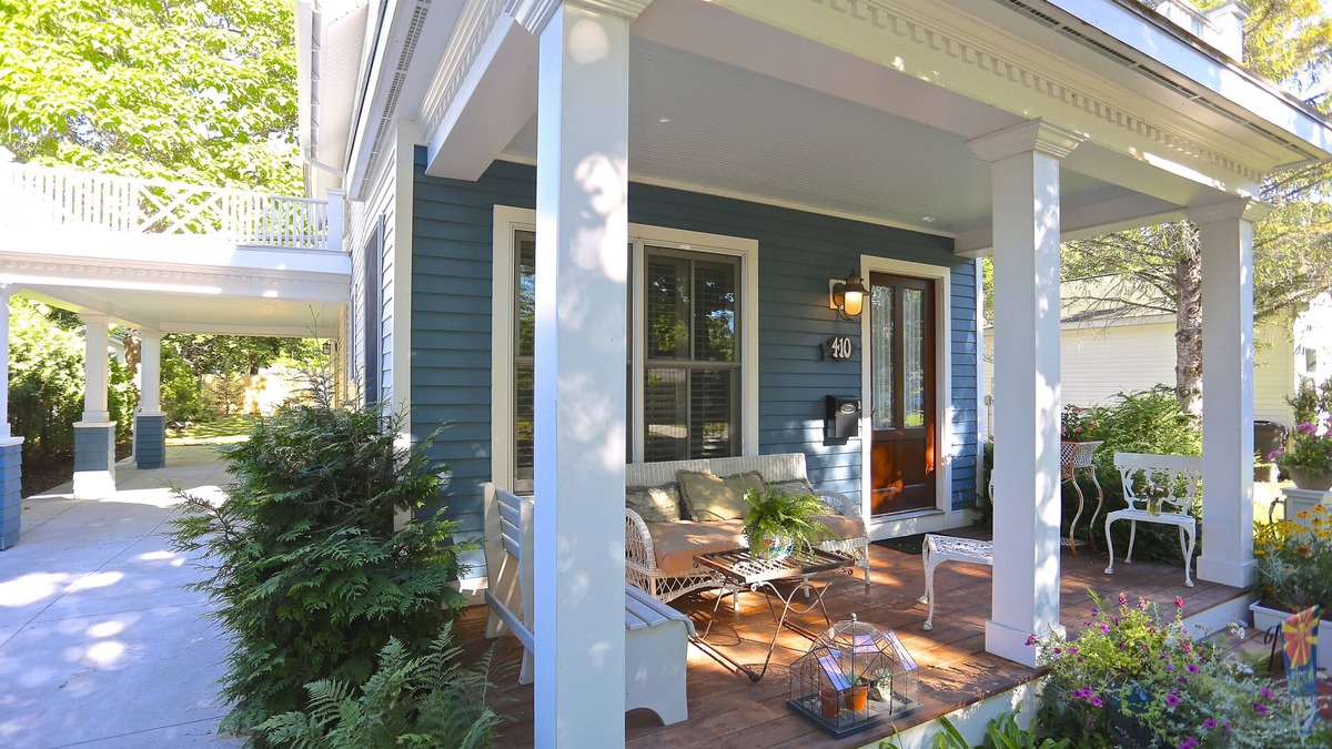 Charlevoix House | Dreamy Cottage, Perfect Location to Lakes and Town! Cutest Cottage in Charlevoix
