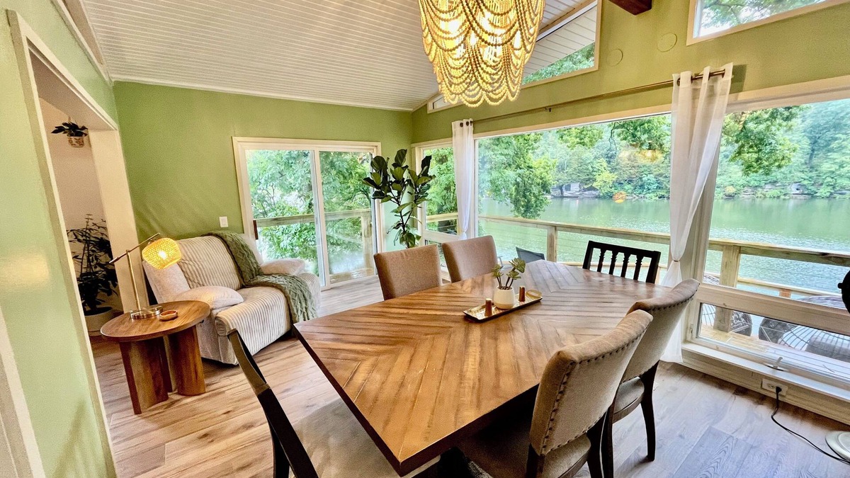 Bella Vista Cabin | Dreamy Days Lake Front Cabin, on the water/on the trails!