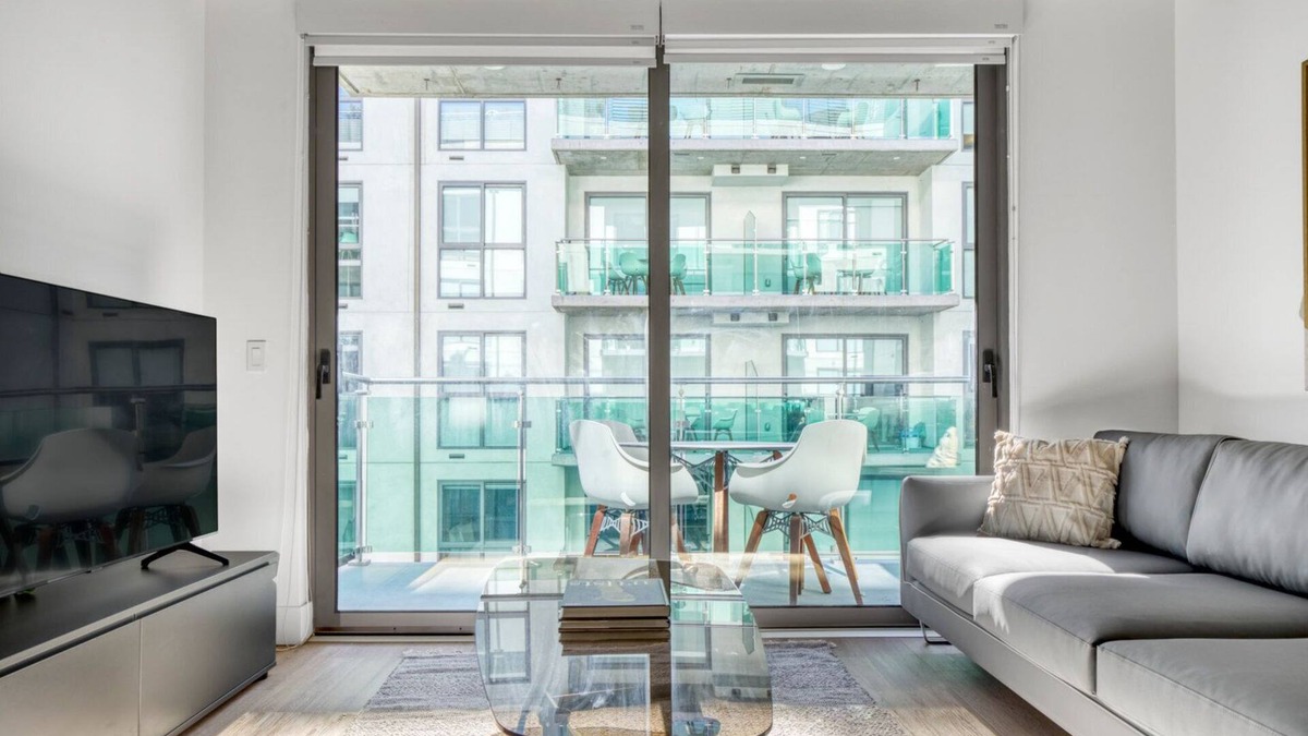 City West Apartment | Dreamy Downtown 1BR w/Pool, Gym & W/D near Staples Center, by Blueground (LAX 543)