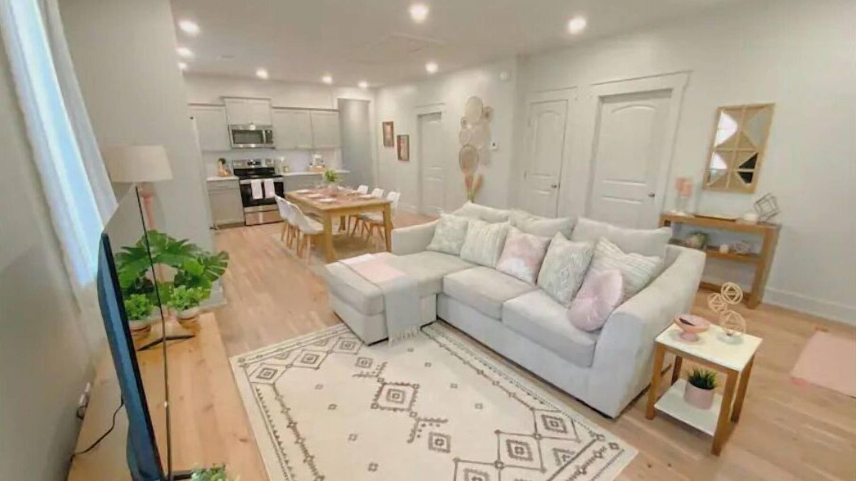 East Memphis House | Dreamy Getaway 2br|2ba, Relaxing Backyard w/Mural