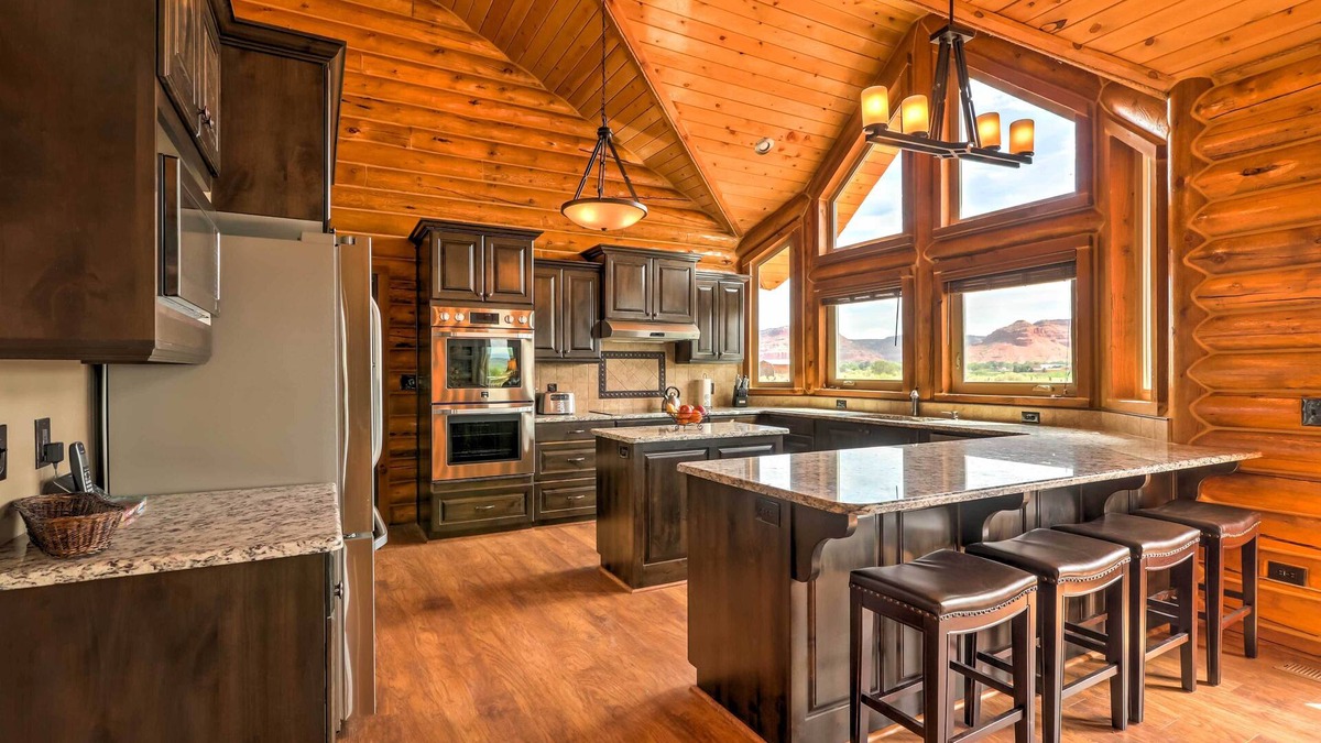 Kanab Cabin | Dreamy Kanab Cabin w/Hot Tub & Panoramic Views!
