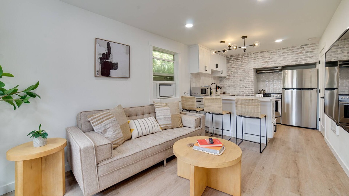 Alki Cottage | Dreamy Puget Sound Vacation Rental: Steps to Bay!