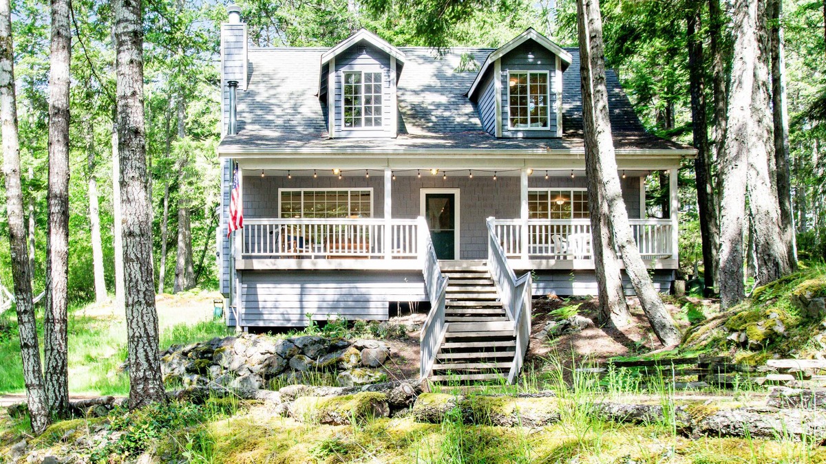 Rosario House | Dreamy Retreat in the Woods W/Firepit, Fireplace, Free WiFi, Large Deck & More