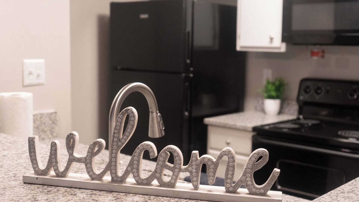 Sherwood Park Apartment | Dreamy Stay Bridgestreet Towne Center/Redstone Arsenal