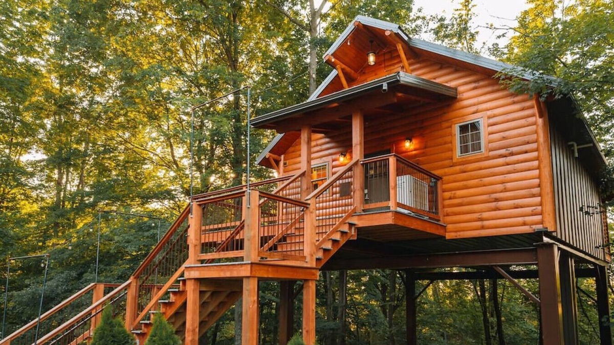 Millersburg Cabin | Dreamy Treehouse Getaway with Hot Tub