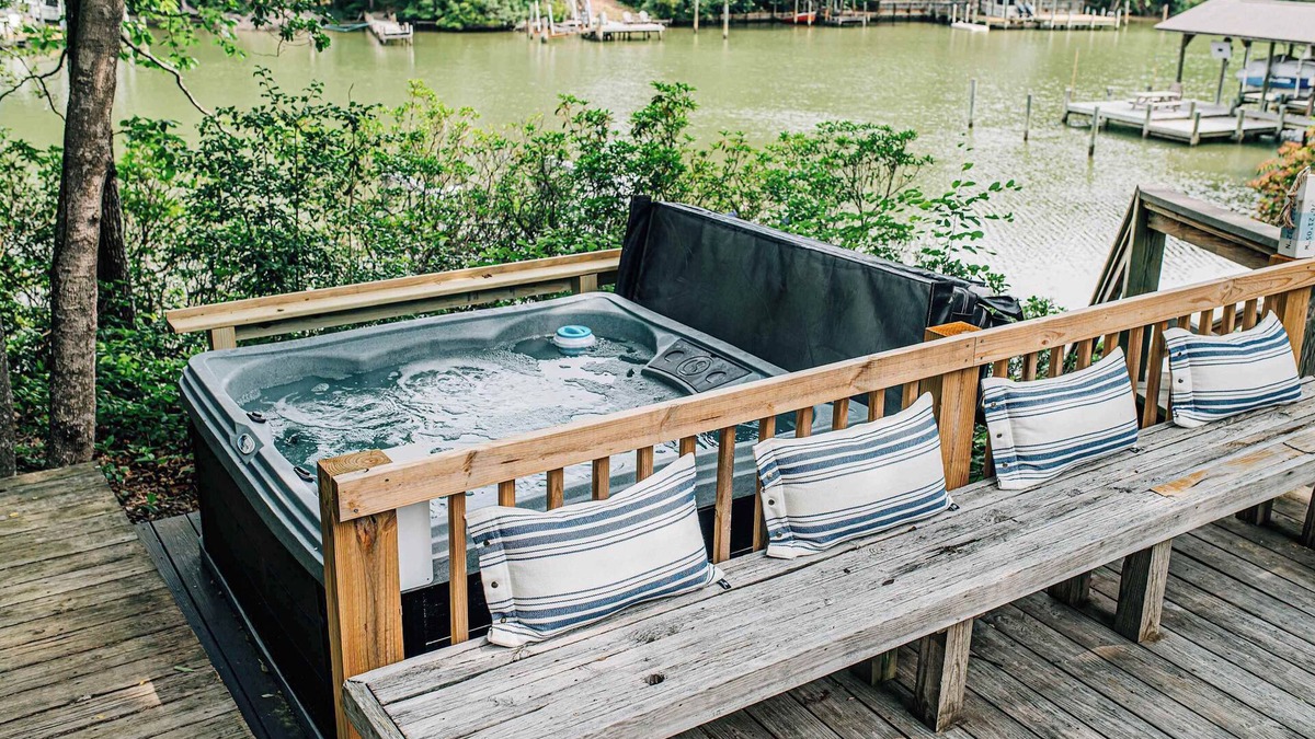 Deltaville House | Dreamy Waterfront+Hot tub+Kayaks+Deck+Dock+Games