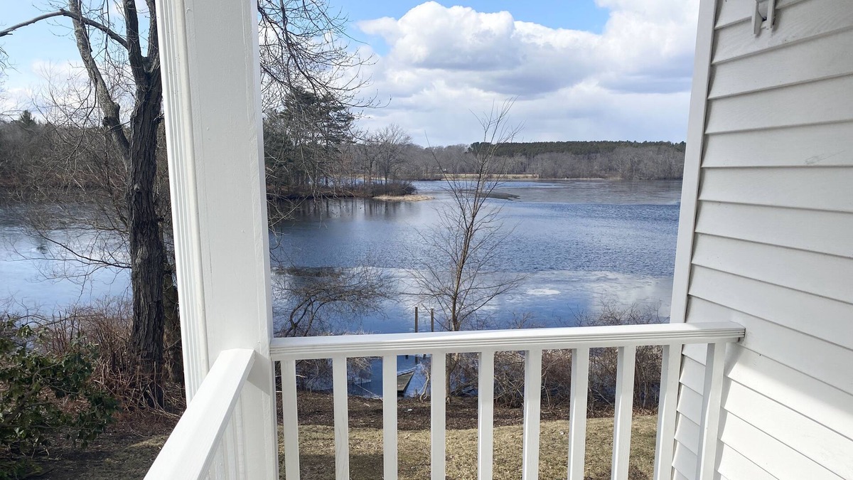 West Concord Condo | Dreamy Waterfront Oasis | 5★ Location, ♛Queen Beds