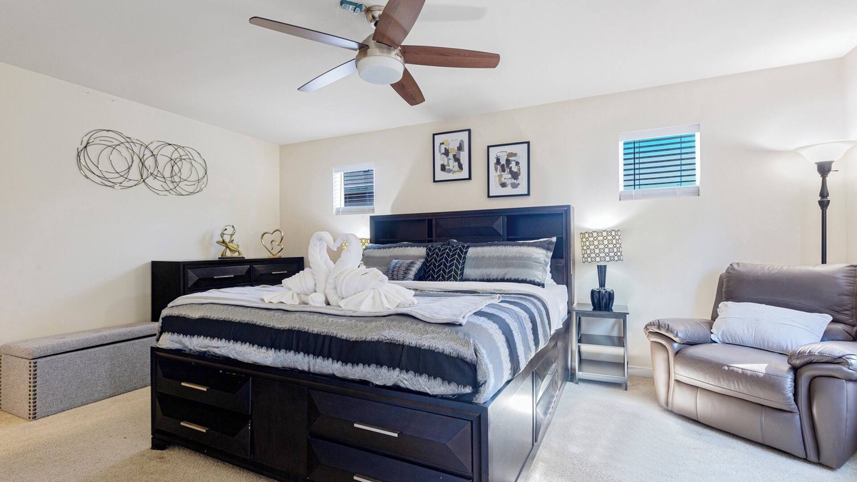 Martha Lake House | DREAMZ VILLA: Spacious and cozy House