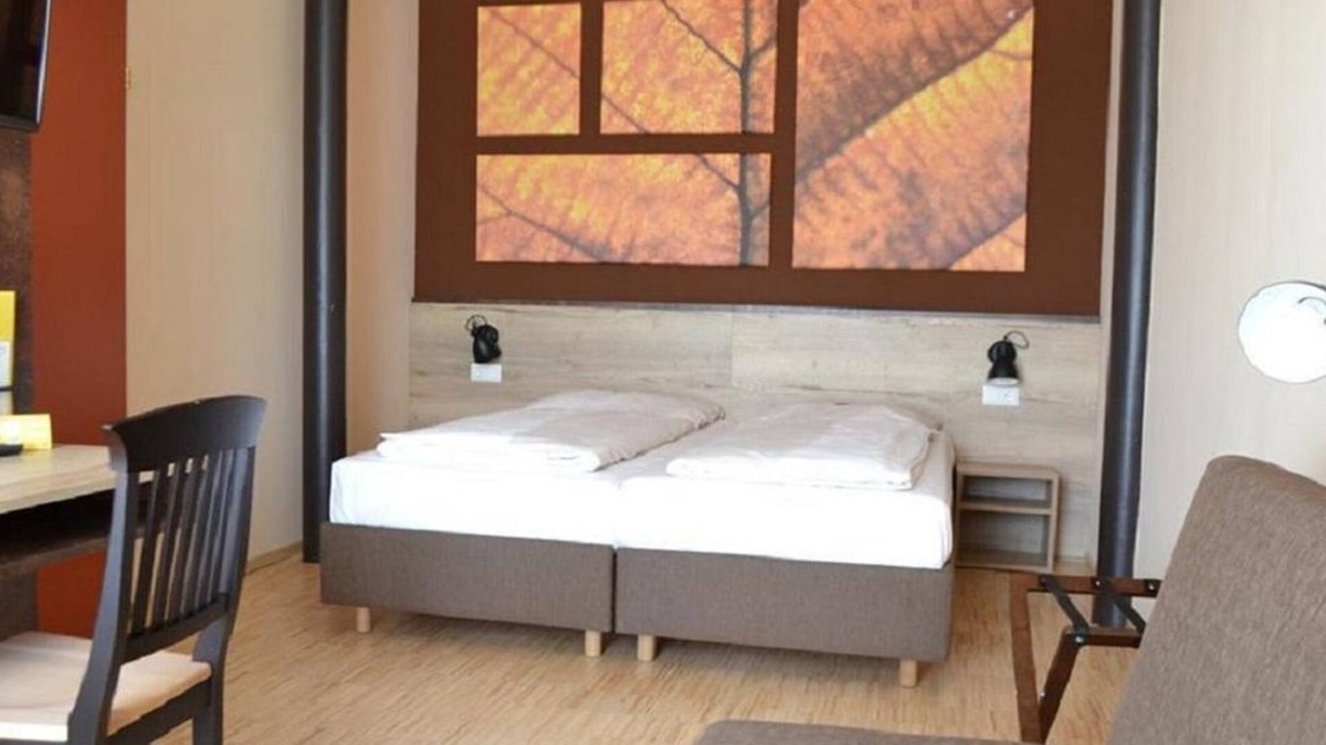 Fuerstenfeld House | Dreibettzimmer, Dusche, WC - Jufa Hotel Fürstenfeld