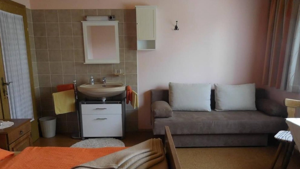 Mariahof Apartment | Dreibettzimmer mit Dusche, WC - Angelika Zischmayer