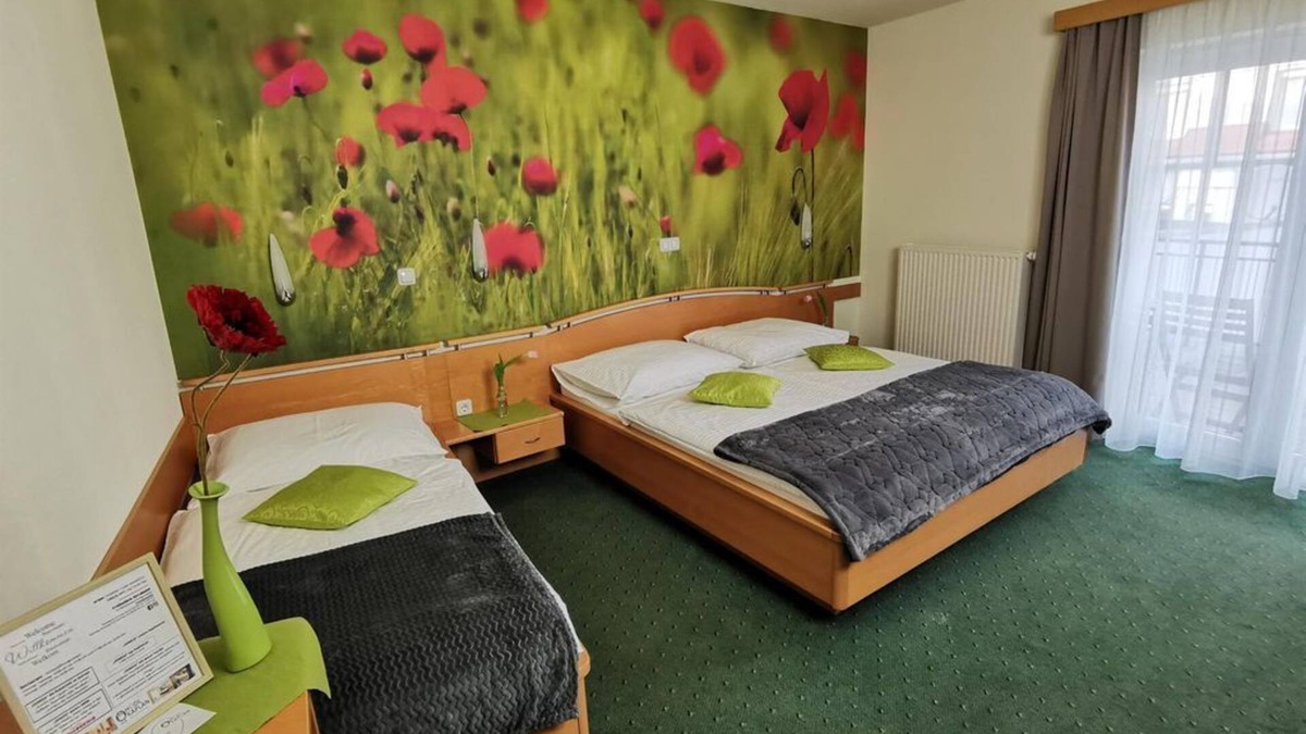 Feldbach Bed & Breakfast | Dreibettzimmer Mohnblume mit Großer Terrasse - Hotel & Wirtshaus Hödl-kaplan