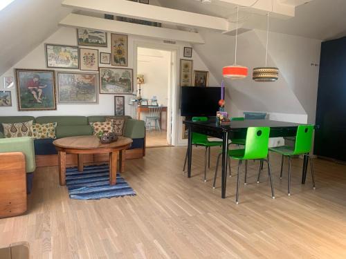 Nordfyns Apartment | Drejerindens kreative stemningsfulde lejlighed