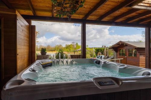 Erm Ski Chalet | Drents Genieten - Lavendelheide met uitzicht op het water