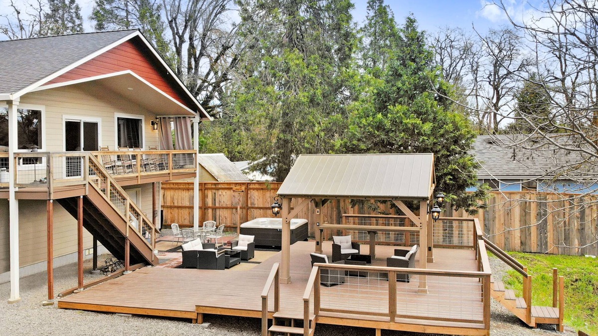 Gold Hill House | Drift Away - A beautiful River front home in Southern Oregon