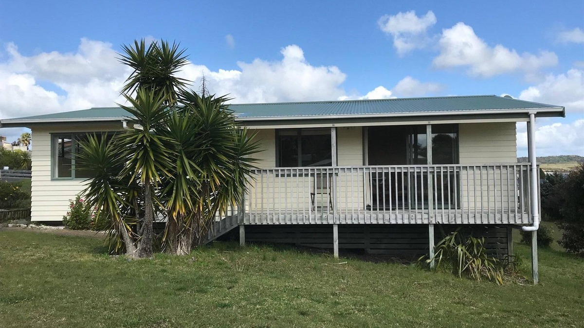 Mangawhai Heads House | Drift Away - Sunny, pet-friendly kiwi bach, handily located in quiet cul-de-sac