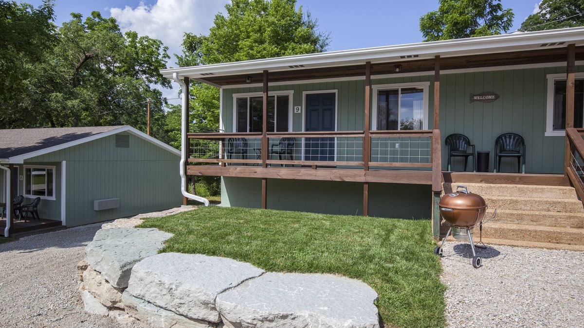 Branson Cabin | Driftwater Resort Cabin #9 with Lake Taneycomo Access & Pool!