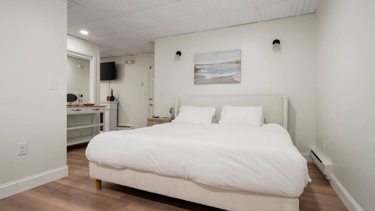 Sylvan Beach Apartment | `Driftwood Den`-New Jacuzzi Suite in Sylvan!